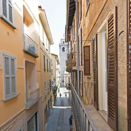 Davide , Via Garibaldi Con Balcone Bellagio