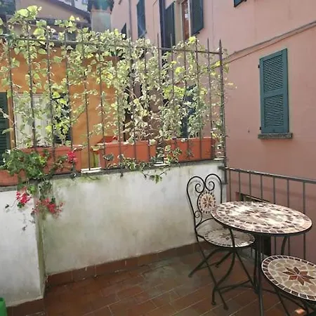 Davide , Via Garibaldi Con Balcone