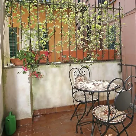 Davide , Via Garibaldi Con Balcone